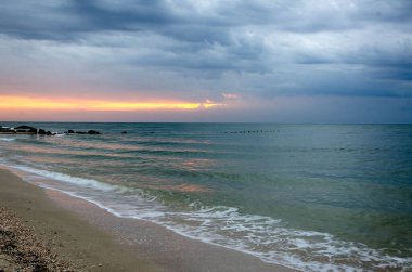 Deniz kenarında bulutlu bir sabah. Gün doğumu.