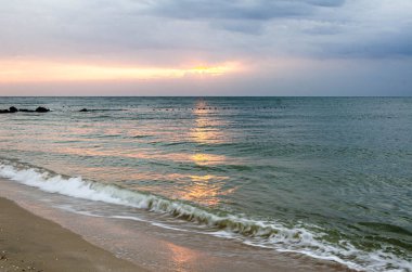 Deniz kenarında bulutlu bir sabah. Gün doğumu.