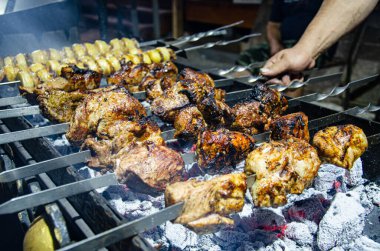 Kasaba sokaklarında kebap, kızarmış et satışı..
