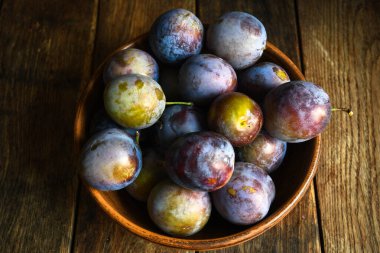 Ahşap bir masada taze erik hasadı. Yukarıdan görüntüle.