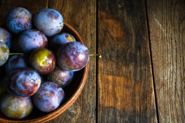 Ahşap bir masada taze erik hasadı. Yukarıdan görüntüle.