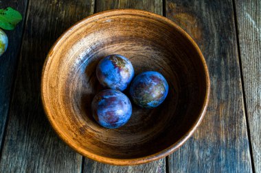 Ahşap bir masada taze erik hasadı. Yukarıdan görüntüle.