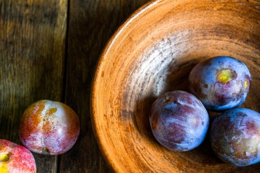 Ahşap bir masada taze erik hasadı. Yukarıdan görüntüle.