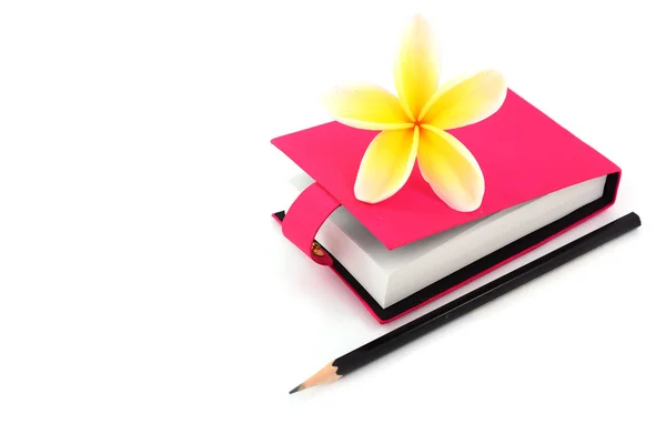 Κενό σημείωση βιβλίο με μολύβι και λουλούδι — Φωτογραφία Αρχείου