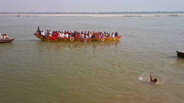 インドのバラナシ Circa 11月2019 バラナシの帽子の上のボート — ストック動画