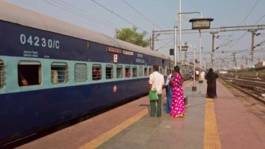 Varanasi, Hindistan - Kasım 2019. Varanasi Junction tren istasyonunun görüntüsü.