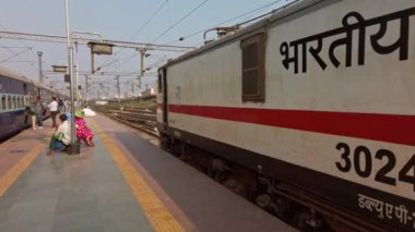 Varanasi, Hindistan - Kasım 2019. Varanasi Junction tren istasyonunun görüntüsü.