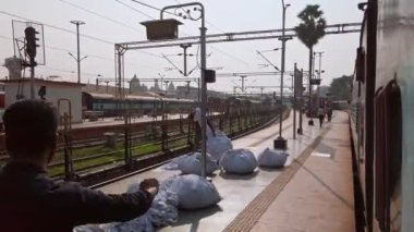 Varanasi, Hindistan - Kasım 2019. Varanasi Junction tren istasyonunun görüntüsü.