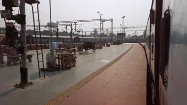 Varanasi, Hindistan - Kasım 2019. Varanasi Junction tren istasyonunun görüntüsü.