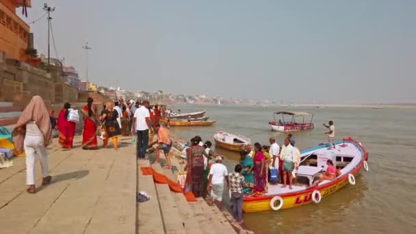 Varanasi India Circa Noviembre 2019 Barcos Los Ghats Varanasi — Vídeos de Stock