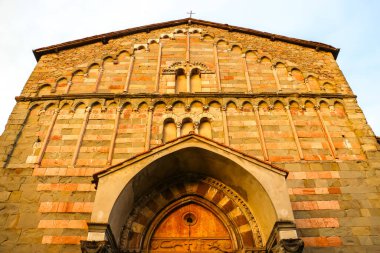 Castiglione di Garfagnana, İtalya - Eylül 2018. Castiglione di Garfagnana 'daki Katolik Kilisesi' nin (Chiesa di San Michele) güzel mimarisi..