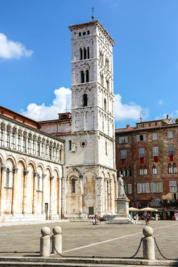 Lucca, İtalya - Eylül 2018. Lucca 'daki Katolik Kilisesi' nin (Chiesa di San Michele in Foro) güzel mimarisi.