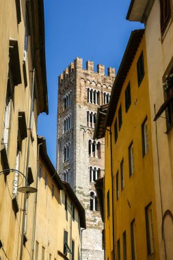 Lucca, İtalya - Eylül 2018. Lucca şehir merkezinin güzel mimarisi.