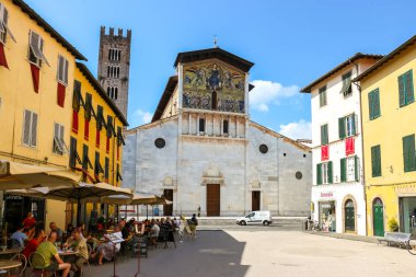 Lucca, İtalya - Eylül 2018. Lucca 'daki Katolik Kilisesi' nin (Basilica di San Frediano) güzel mimarisi.