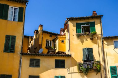 Lucca, İtalya - Eylül 2018. Lucca 'daki ünlü Piazza dell' Anfiteatro meydanının güzel mimarisi.