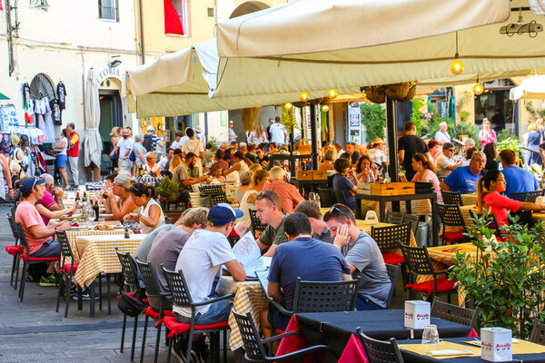 Лукка, Италия - октябрь 2018 года. Туристы посещают знаменитую площадь Piazza dell 'Anfiteatro в Лукке.