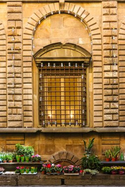 Lucca, İtalya - Eylül 2018. Lucca caddesindeki çiçekçi..