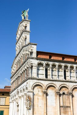 Lucca, İtalya - Eylül 2018. Lucca 'daki Katolik Kilisesi' nin (Chiesa di San Michele in Foro) güzel mimarisi.