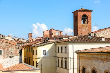 Lucca, İtalya - Eylül 2018. Lucca şehir merkezinin güzel mimarisi.