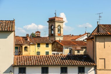 Lucca, İtalya - Eylül 2018. Lucca şehir merkezinin güzel mimarisi.