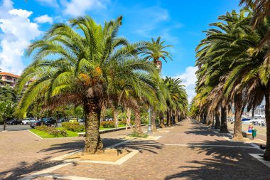 La Spezia, İtalya - Eylül 2018. La Spezia 'daki Ligurian Denizi boyunca yürüme yolu.