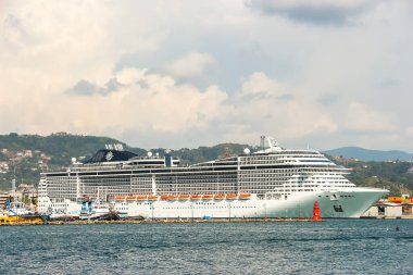 La Spezia, İtalya - Eylül 2018. La Spezia limanından ayrılan yolcu gemisi..