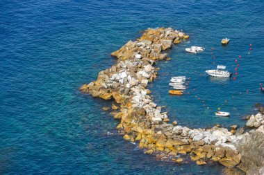 Riomaggiore, İtalya - Eylül 2018. Tekneler İtalya 'nın Cinque Terre kentindeki Riomaggiore köyünün küçük limanına demirlemişti..
