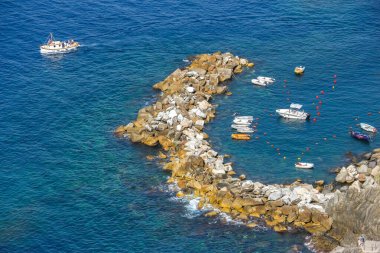 Riomaggiore, İtalya - Eylül 2018. Tekneler İtalya 'nın Cinque Terre kentindeki Riomaggiore köyünün küçük limanına demirlemişti..