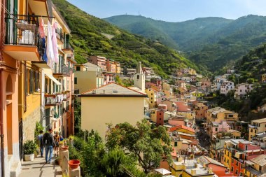 Riomaggiore, İtalya - Eylül 2018. Küçük Akdeniz köyü Riomaggiore 'nin güzel mimarisi.