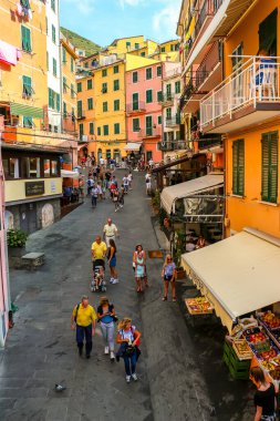 Riomaggiore, İtalya - Eylül 2018. Turistler, İtalya 'nın Liguria eyaletinin La Spezia ilçesine bağlı Riomaggiore kasabasını ziyaret ettiler..
