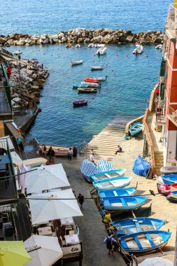 Riomaggiore, İtalya - Eylül 2018. Tekneler İtalya 'nın Cinque Terre kentindeki Riomaggiore köyünün küçük limanına demirlemişti..