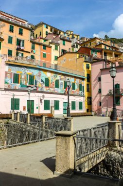 Riomaggiore, İtalya - Eylül 2018. Küçük Akdeniz köyü Riomaggiore 'nin güzel mimarisi.