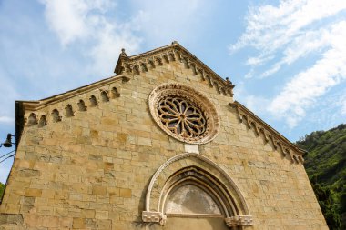 Manarola, İtalya - Eylül 2018. Manarola 'daki Katolik Kilisesi' nin (Chiesa di San Lorenzo) güzel mimarisi.