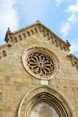 Manarola, İtalya - Eylül 2018. Manarola 'daki Katolik Kilisesi' nin (Chiesa di San Lorenzo) güzel mimarisi.