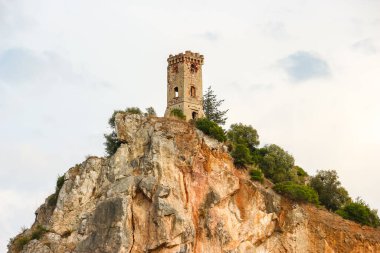 Pisa, İtalya yakınlarındaki Caprona Kulesi 'nin (Torretta Di Caprona) güzel manzarası.