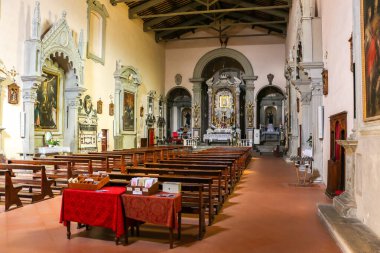 Volterra, İtalya - Eylül 2018. Volterra 'daki Katolik kilisesinin (Chiesa di San Francesco) güzel iç mekanları.