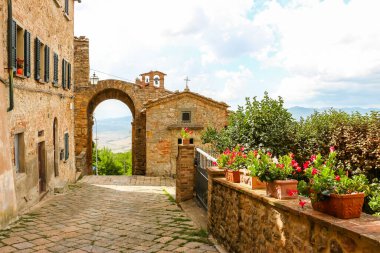Volterra, İtalya - Eylül 2018. İtalya 'nın Pisa eyaletinde bir şehir olan Volterra' nın güzel manzarası.