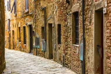 Volterra, İtalya - Eylül 2018. İtalya 'nın Pisa eyaletinde bir şehir olan Volterra' nın güzel manzarası.