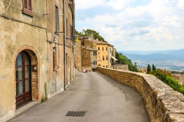 Volterra, İtalya - Eylül 2018. İtalya 'nın Pisa eyaletinde bir şehir olan Volterra' nın güzel manzarası.