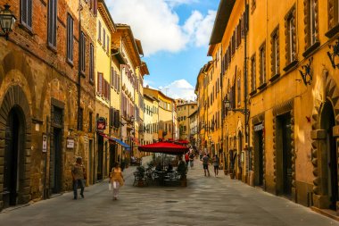 Volterra, İtalya - Eylül 2018. İtalya 'nın Pisa eyaletinde bir şehir olan Volterra' nın güzel manzarası.