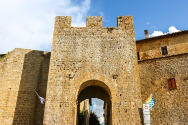 Volterra, İtalya - Eylül 2018. İtalya 'nın Pisa eyaletinde bir şehir olan Volterra' nın güzel manzarası.
