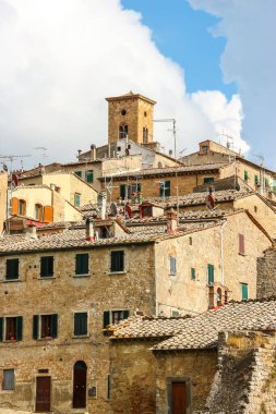 Volterra, İtalya - Eylül 2018. İtalya 'nın Pisa eyaletinde bir şehir olan Volterra' nın güzel manzarası.