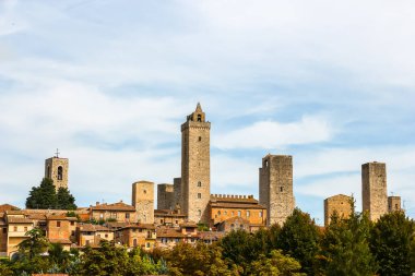 San Gimignano, İtalya - Eylül 2018. San Gimignano 'nun güzel mimarisi, Toscana bölgesinde küçük bir şehir..