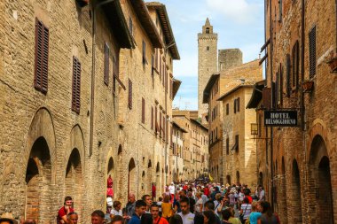 San Gimignano, İtalya - Eylül 2018. San Gimignano 'nun güzel mimarisi, Toscana bölgesinde küçük bir şehir..