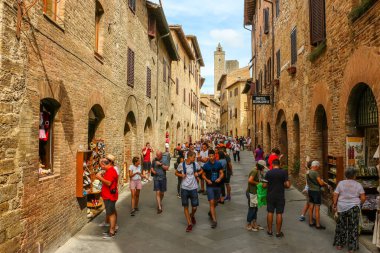 San Gimignano, İtalya - Eylül 2018. San Gimignano 'nun güzel mimarisi, Toscana bölgesinde küçük bir şehir..