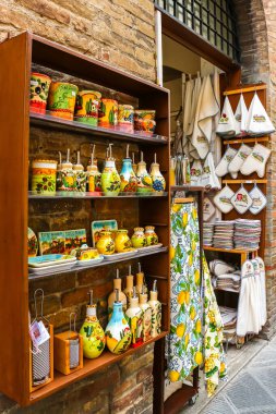 San Gimignano, İtalya - Eylül 2018. San Gimignano şehir merkezindeki hediyelik eşya dükkanının manzarası.