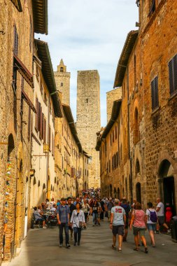 San Gimignano, İtalya - Eylül 2018. San Gimignano 'nun güzel mimarisi, Toscana bölgesinde küçük bir şehir..
