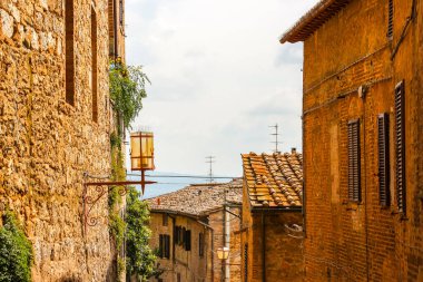 San Gimignano, İtalya - Eylül 2018. San Gimignano 'nun güzel mimarisi, Toscana bölgesinde küçük bir şehir..