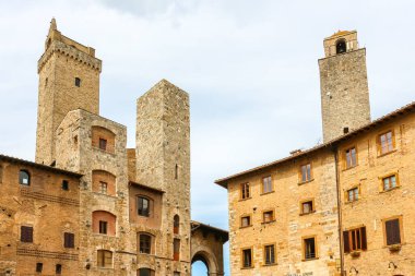 San Gimignano, İtalya - Eylül 2018. San Gimignano 'nun merkez meydanındaki ortaçağ kulelerinin görüntüsü.