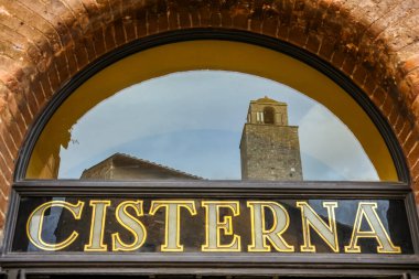 San Gimignano, İtalya - Eylül 2018. San Gimignano 'nun merkez meydanındaki ortaçağ kulelerinin görüntüsü.